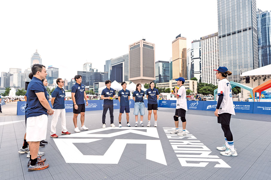 ●體驗日當天，香港五人制棒球運動員戴文君及姚亦信親身教授現場嘉賓投擊球技巧。