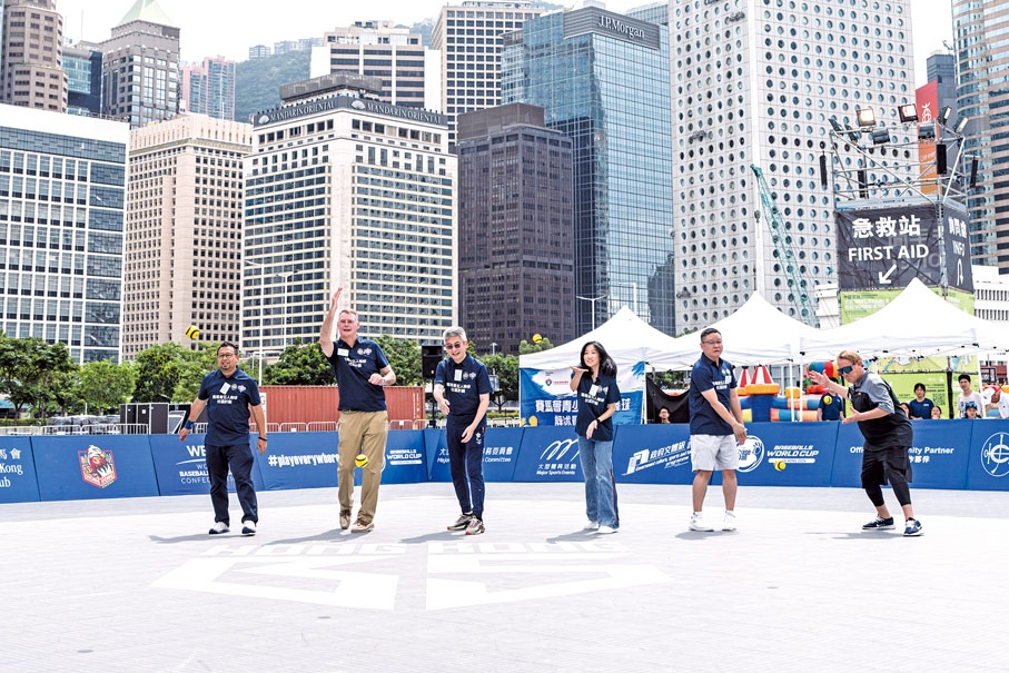 ●體驗日當天，現場嘉賓在特別鋪設的運動地板球場上揮手擊球，貼身感受五人制棒球的刺激好玩。