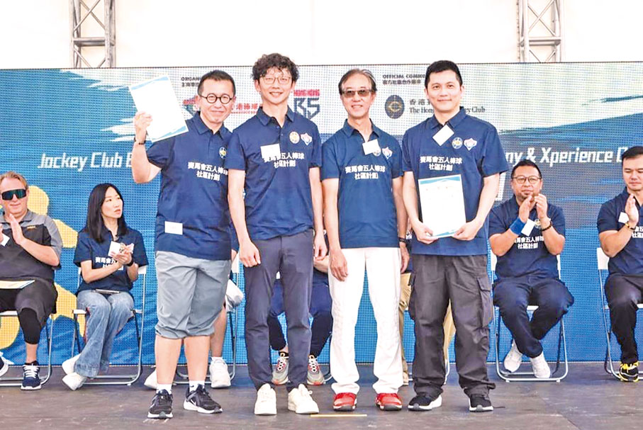 ●學員在資深體育傳媒人郭子龍（左一）及中華職棒主播陳雄威（右一）指導下，實踐所學。