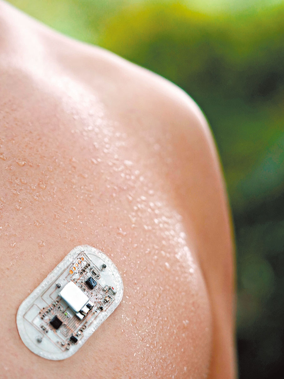 ●圖為通過三維液體二極管技術研發的柔性、透氣的心電貼片。作者供圖