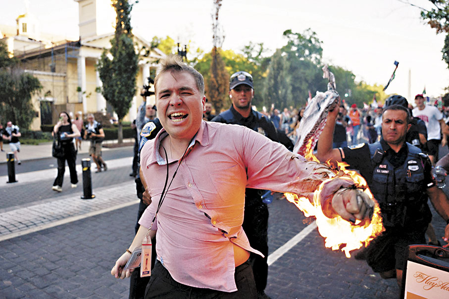 ●亞利桑那州居民梅納點燃左臂，痛苦地高呼「我們傳播錯誤訊息」。 路透社