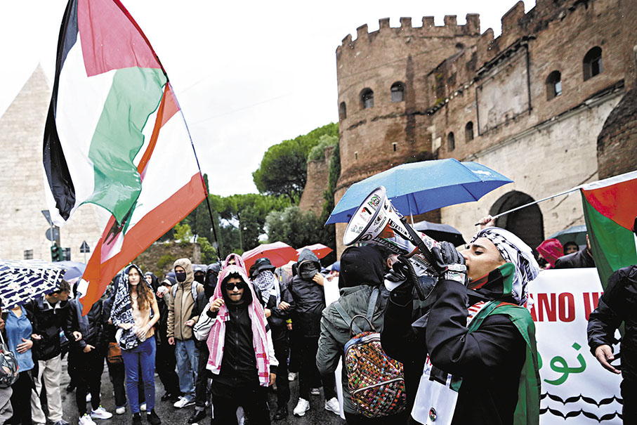 ●羅馬6,000名示威者不顧禁令走上街頭。 美聯社