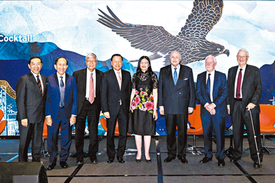 ●香港證監會10月3日舉行成立35周年誌慶活動。圖右起： 前主席區偉賢、羅德滔、梁定邦、現任行政總裁梁鳳儀、現任主席雷添良、前主席沈聯濤、方正和唐家成合照。