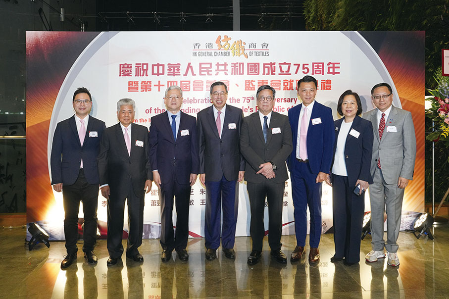 ●丘應樺（右四）、梁君彥（左四）出席慶典，恭賀香港紡織商會新屆就職。