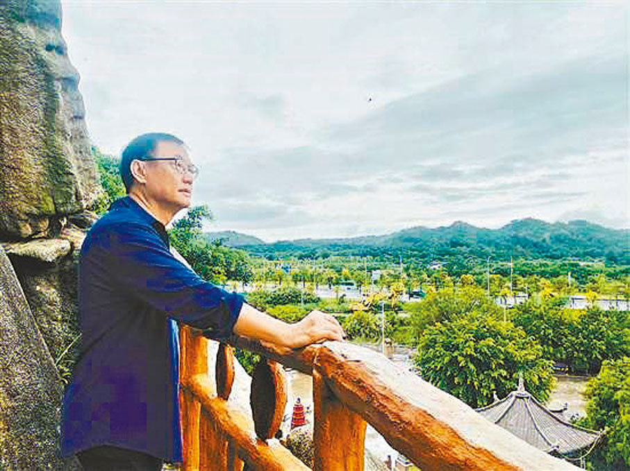 ●嚴浩去年重遊《似水流年》取景地葛洲村。 網上圖片