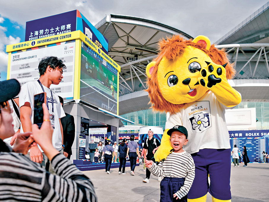 ● 10月3日,觀眾在上海旗忠網球中心與2024年上海勞力士大師賽吉祥物「大獅」合影。 新華社