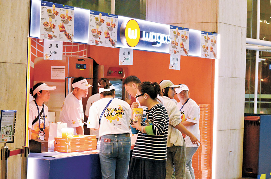 ●局間休息時,觀眾購買美食。香港文匯報記者夏微 攝