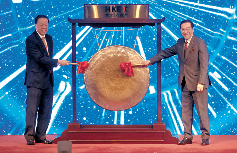 ●證監會主席雷添良（左）與港交所主席唐家成（右）昨主持「為理財教育敲鑼」儀式。香港文匯報記者涂穴  攝