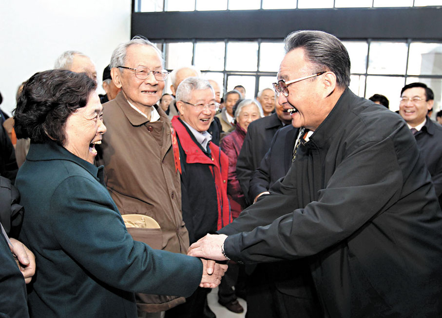●2011年3月7日，中共中央政治局常委、全國人大常委會委員長吳邦國專程來到清華大學，考察學校教學科研，了解師生學習生活，祝賀這所享有盛譽的著名高等學府迎來百年華誕。這是吳邦國在清華大學電子工程系同老教師等親切握手交談。 資料圖片