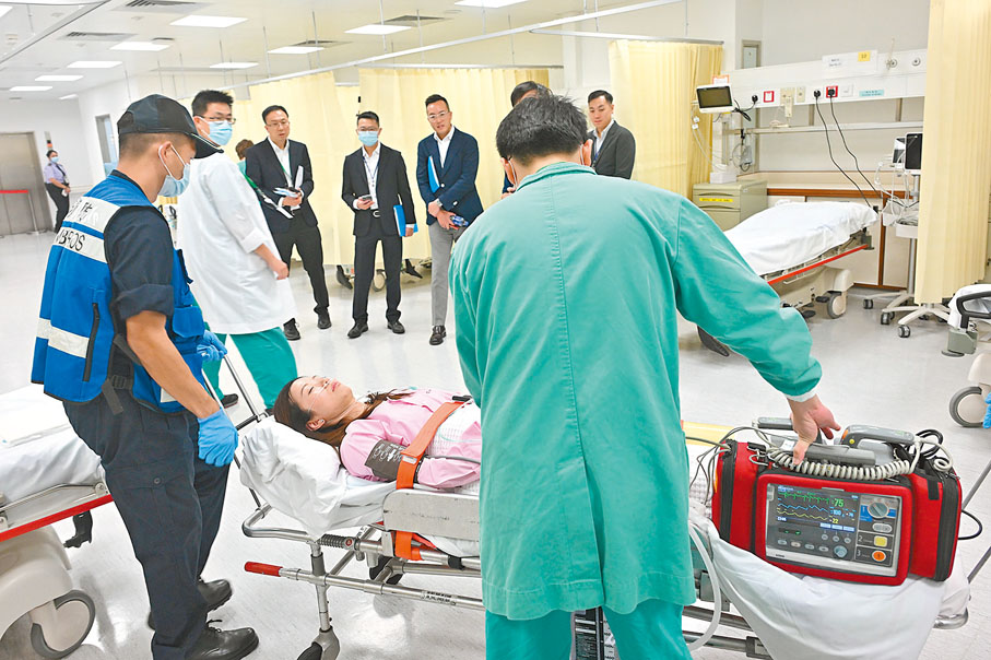 ●澳門仁伯爵綜合醫院的醫護人員模擬運送病人離開病房，前往香港瑪嘉烈醫院。