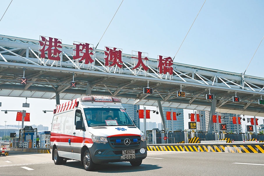 ●參與演練的澳門跨境救護車經港珠澳大橋前往瑪嘉烈醫院。