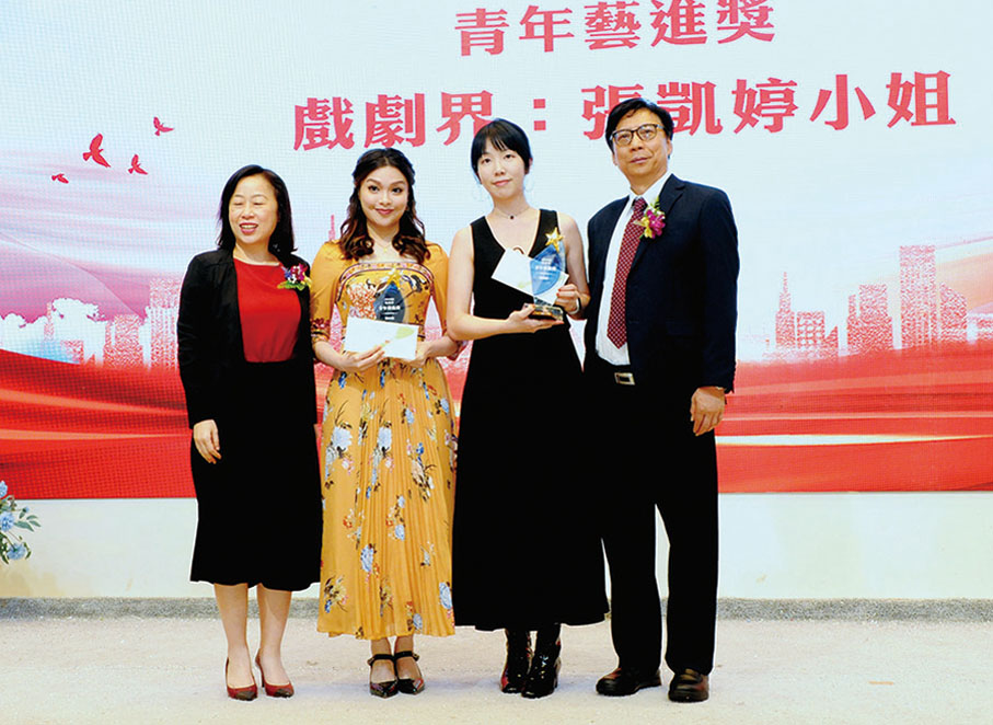 ●區永熙、謝詠誼頒獎給戲劇界青年藝進獎兩位得獎者。