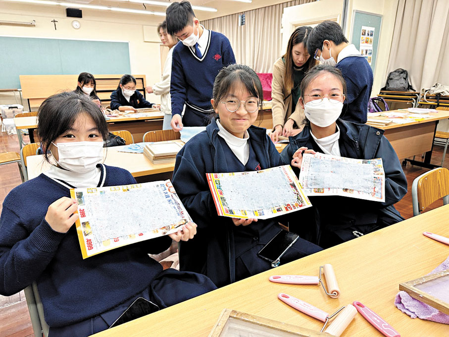 ●學生參與再造紙工作坊。港燈供圖