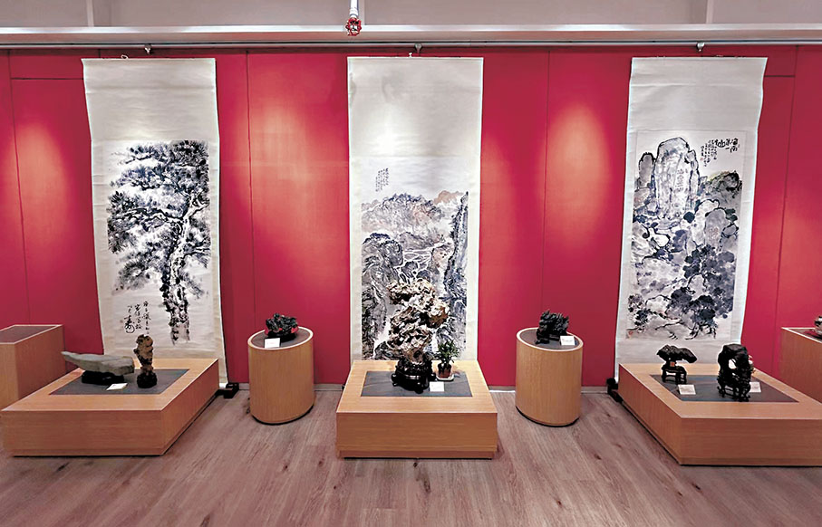 ●融合中國水墨之美的「奇石共賞」展覽前日開幕。 胡茜 攝
