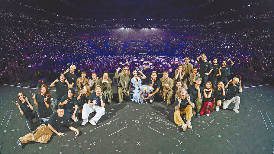 ●重慶歌迷的熱情再令千嬅及其團隊留下深刻印象。