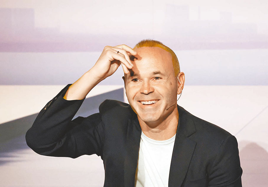 ●「小白」在記者會上眼泛淚光。  路透社