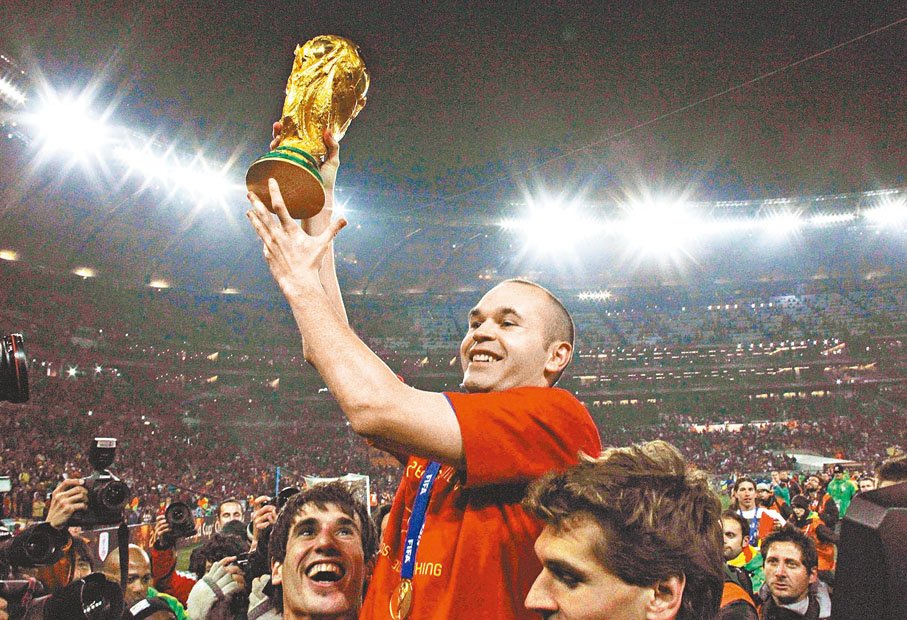 ●恩尼斯達是西班牙國家隊連奪世界盃及歐洲國家盃冠軍的中場主力。  資料圖片