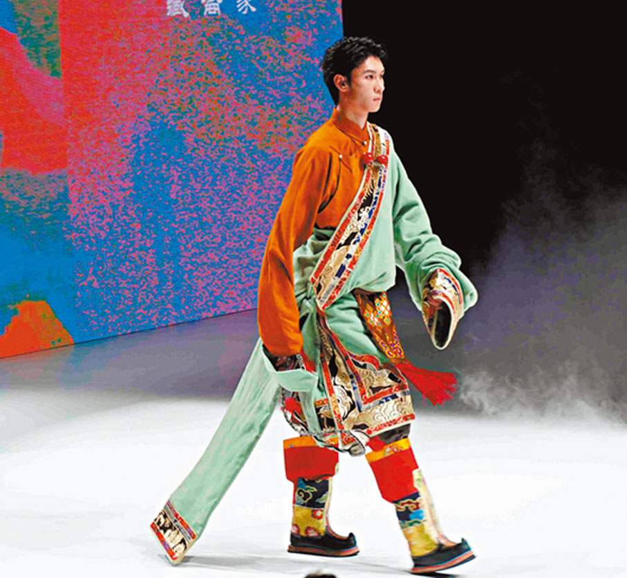 ●SS2025北京時裝周閉幕秀上展示的藏族服飾。