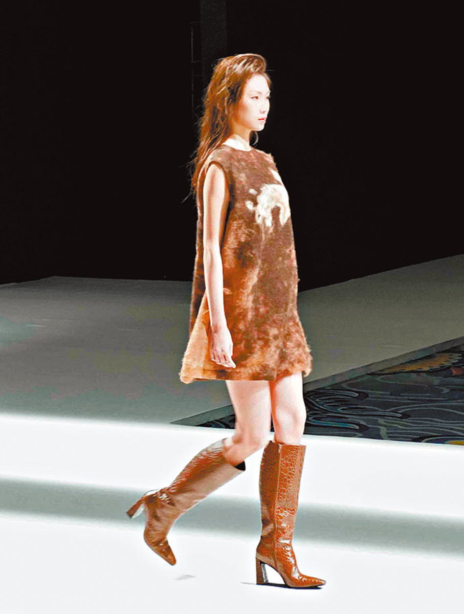 ●李薇在設計中運用了玉樹岩畫典型圖案、玉樹犛牛絨創新材料。