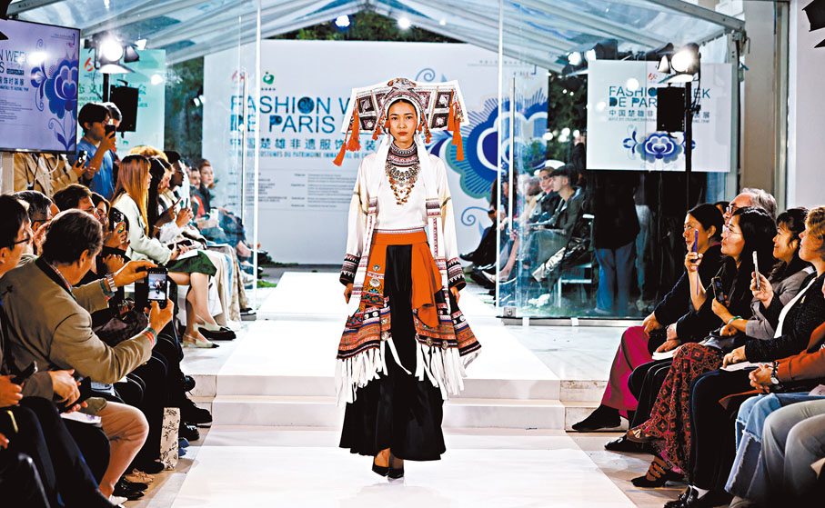●模特在法國巴黎舉行的中國楚雄非遺服飾時裝展上展示時裝。