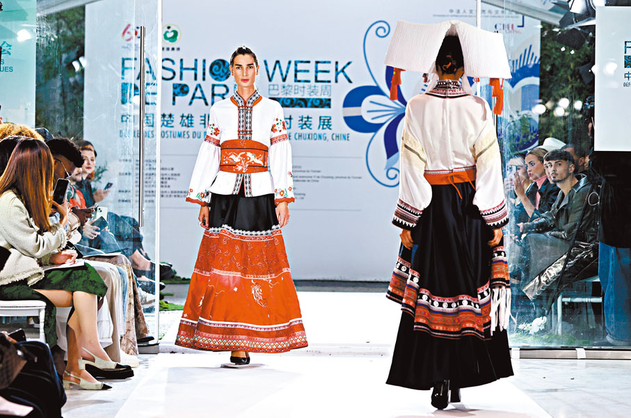 ●模特在中國楚雄非遺服飾時裝展上展示時裝。