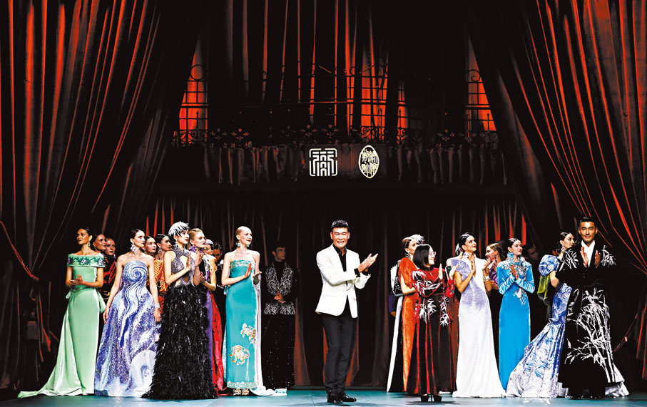 ●在巴黎舉行的「恭王府服飾秀」上，服飾秀主理人、服裝設計師勞倫斯·許（中）向觀眾致意。