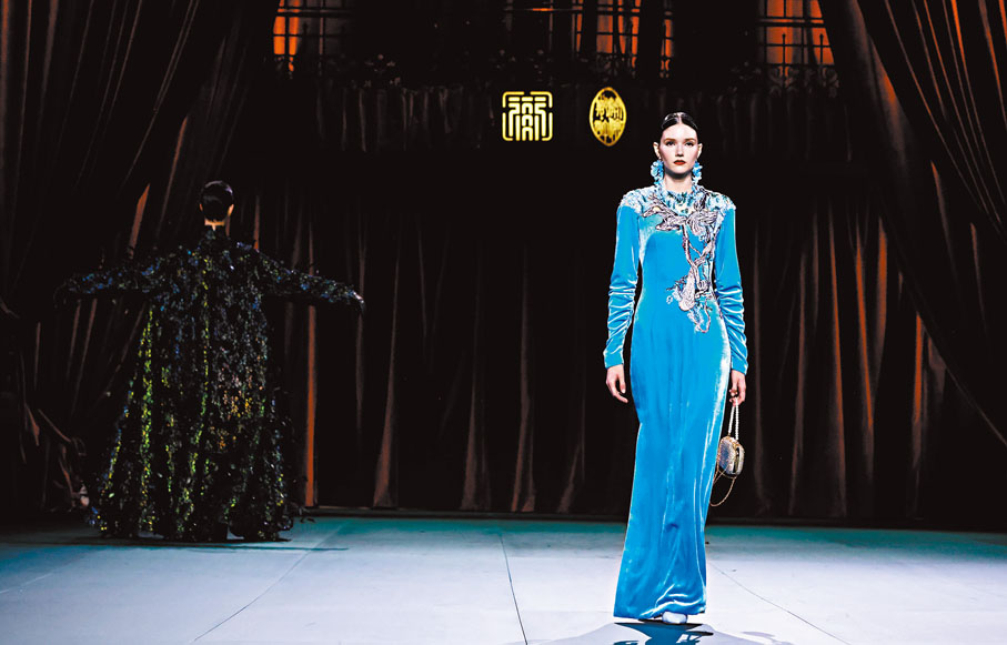 ●模特在「恭王府服飾秀」上展示時裝。