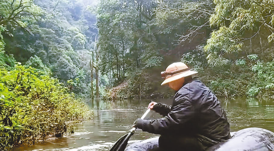 ●博主自帶橡皮筏沿水路前進，獨闖哀牢山取繪畫材料。視頻截圖