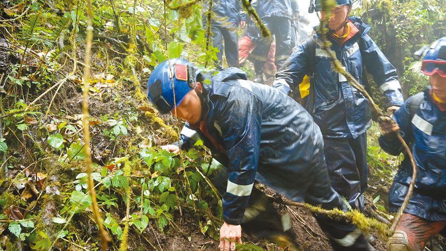 ●早前，消防救援人員進入哀牢山進行救援，可以看出山裏環境複雜，救援難度極大。香港文匯報雲南傳真