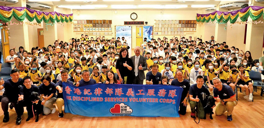 ●紀律部隊義工服務隊（海關）帶同退役緝毒犬走入中、小學，向學生講解不同毒品的知識。