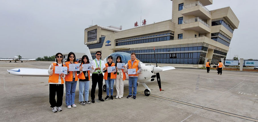●香港青少年到珠海體驗飛機駕駛，一嘗飛行的挑戰及樂趣。