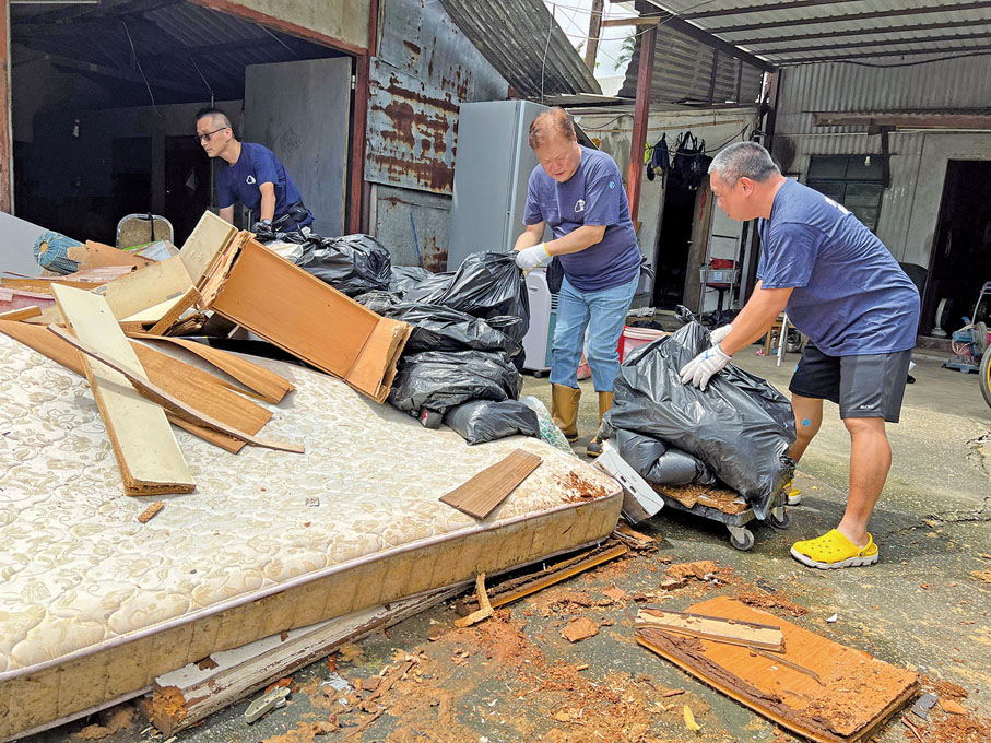 ●義工協助虎地坳村受災居民清理報廢家具及電器。