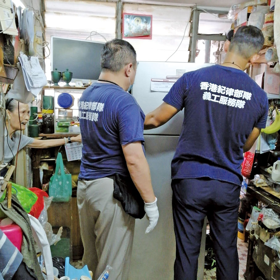 ●義工隊助長者清理居所內囤積的雜物。