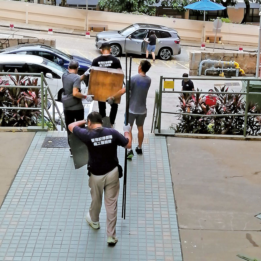 ●義工隊助長者搬走舊傢具，自費幫老伯買一個新的儲物櫃。