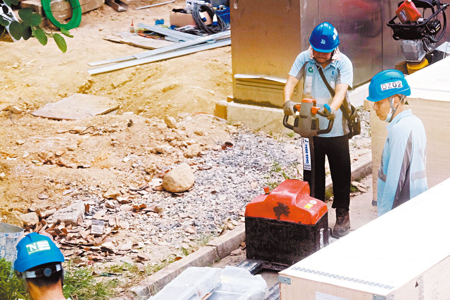 ●建築工人於烈日下戶外工作。香港文匯報記者涂穴  攝