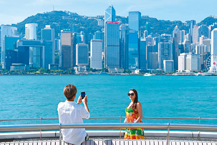 ●特區政府與國家商務部昨簽署修訂CEPA服務貿易協議二。在金融、電信、建築、旅遊等領域，進一步降低或取消對香港服務提供者的准入門檻。圖為維港景色。 資料圖片