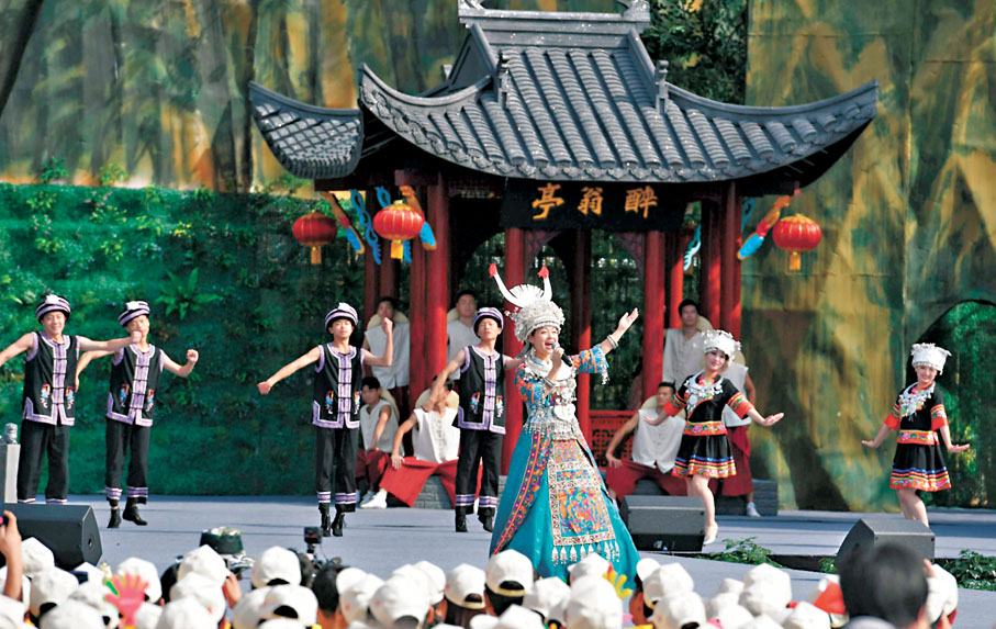 ●圖為在安徽滁州舉辦的第七屆中國農民歌會，復現了歐陽修與民同樂的場景。資料圖片