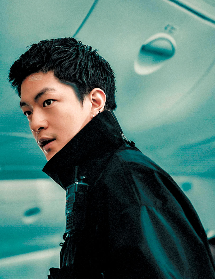 ●屈楚蕭首次挑戰做反派飾演劫匪頭目Mike。