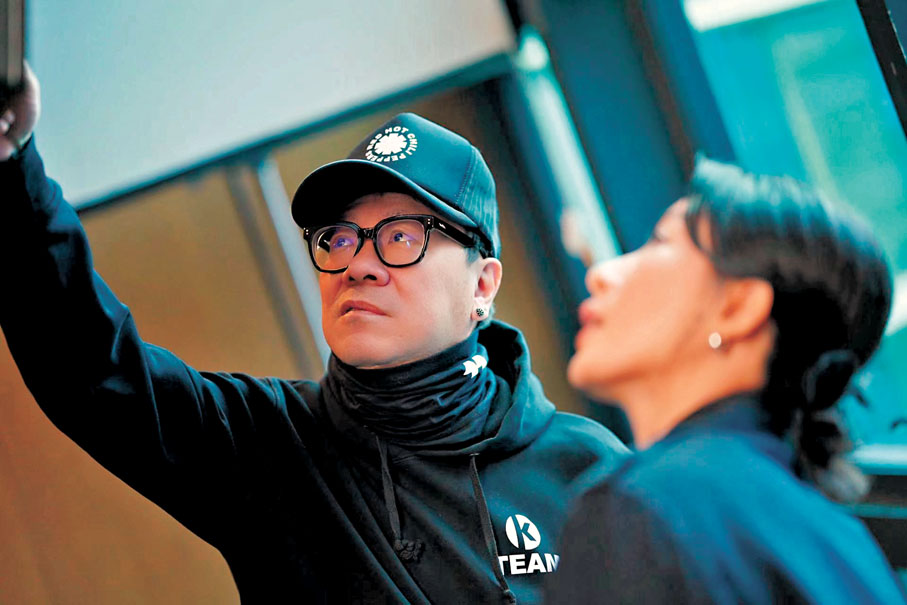 ●鍾澍佳在片場與主角楊茜堯溝通。  