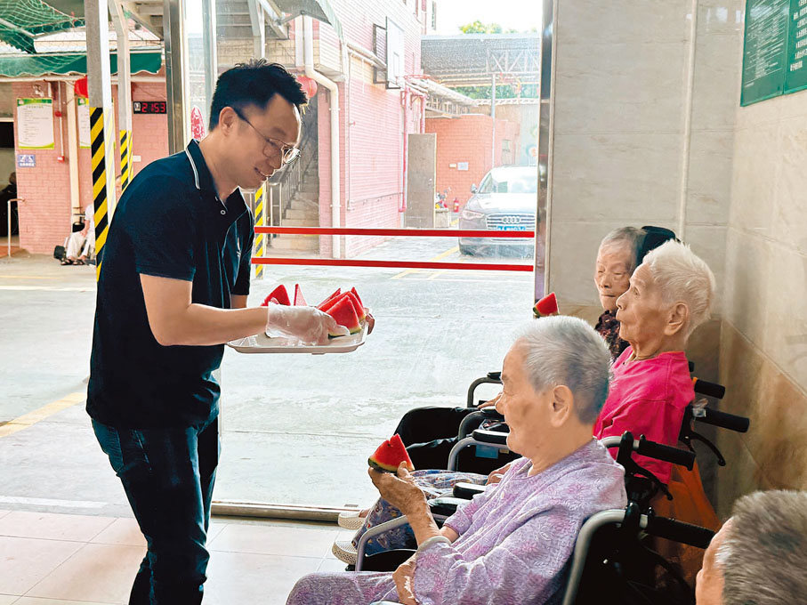 ●彭錫開為長者分發西瓜。香港文匯報記者盧靜怡 攝