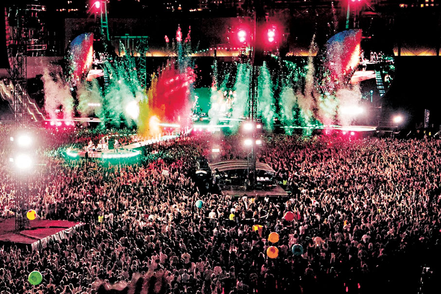 ●被譽為「天團」的英國殿堂級搖滾樂隊Coldplay將來港演出。圖為今年1月Coldplay在新加坡國家體育場舉行演唱會。 網上圖片