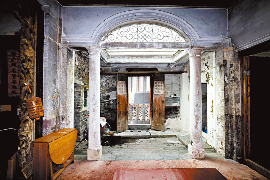 ●元朗錦田的鄧伯裘故居列為法定古蹟。圖為故居正門後方的天井及托斯卡納式圓柱和拱門。