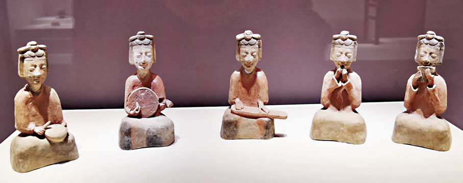 ●十六國時期彩繪奏樂女俑。