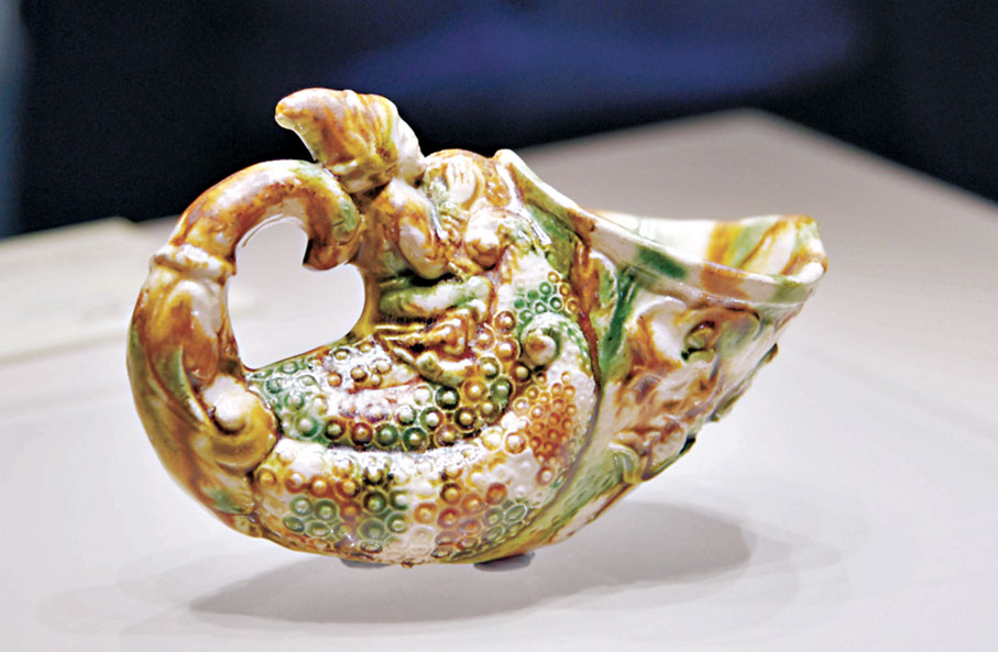 ●唐代中西方文明交流融匯的典型代表「三彩來通杯」。