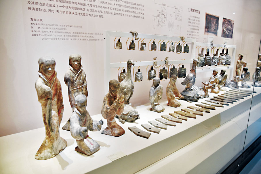 ●由伎樂俑、舞女俑、編鐘、編磬組成的完整的漢代樂隊。