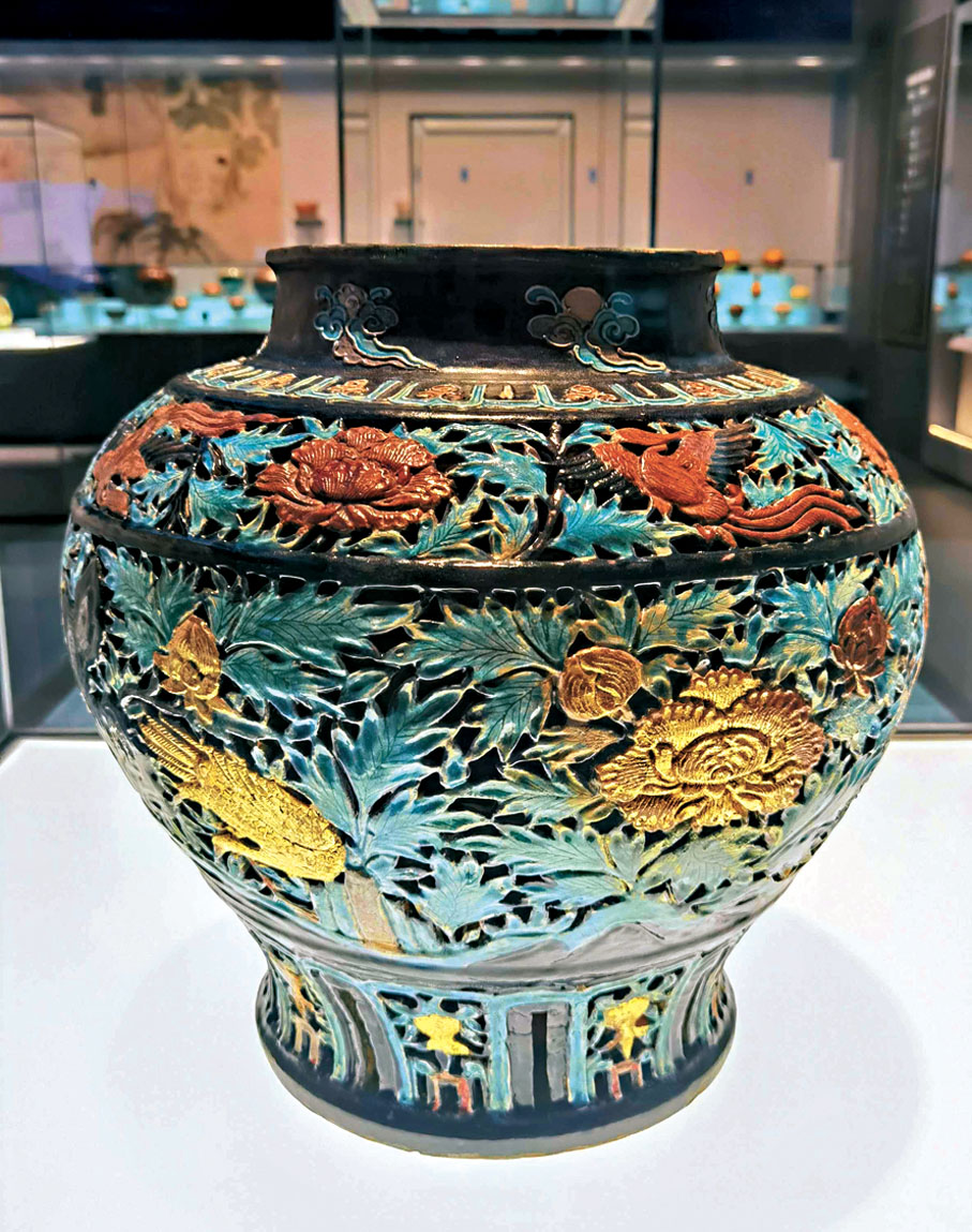 ●琺華貼金鏤空孔雀牡丹紋大罐