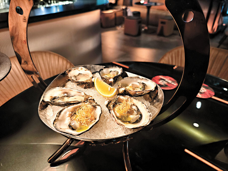 ●新鮮空運生蠔配柚子醬﹑薑葱油及原味。