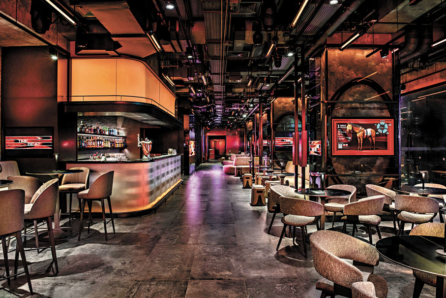 ●賓客可於酒吧隨時觀看實時賽馬影像。