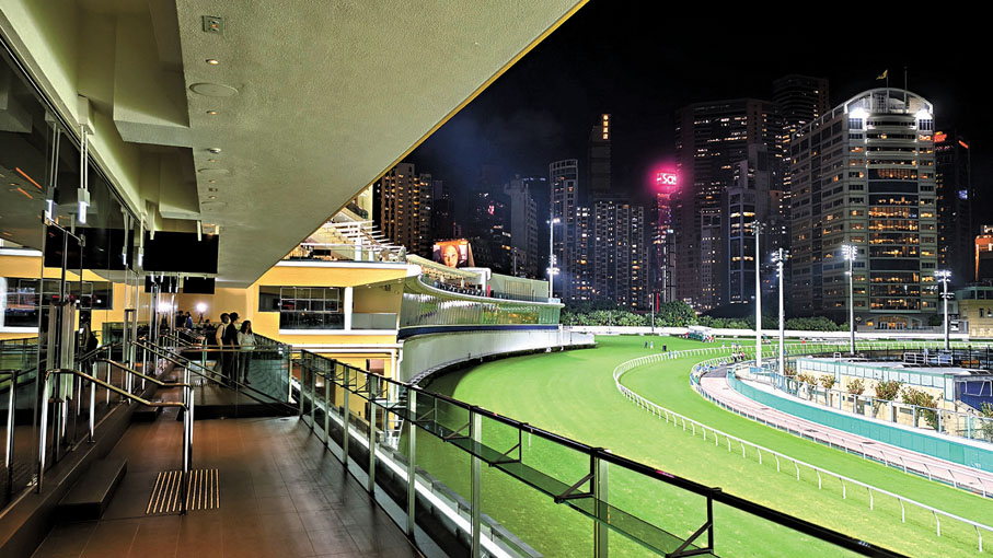 ●訪客可於露台區俯瞰馬場跑道的寬闊景致。