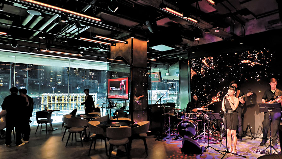 ●酒吧全年都有駐場樂隊及客席獨立音樂藝術家的現場表演。